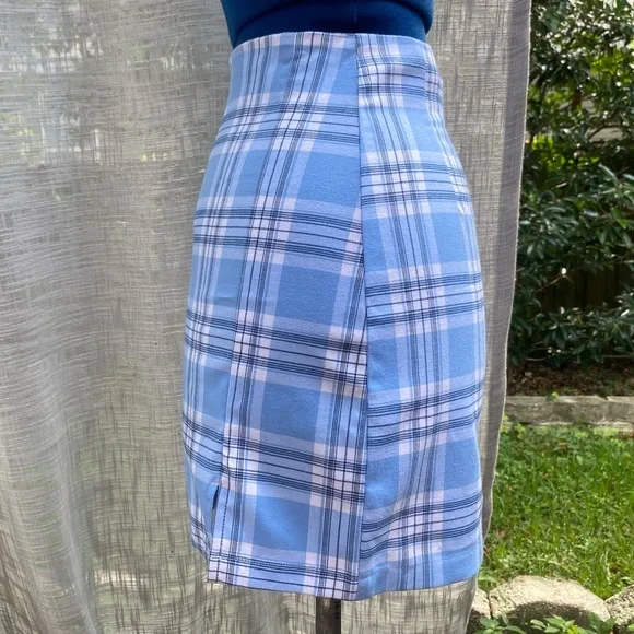 Brandy Melville plaid blue and white cara mini skirt - Picture 2 of 7